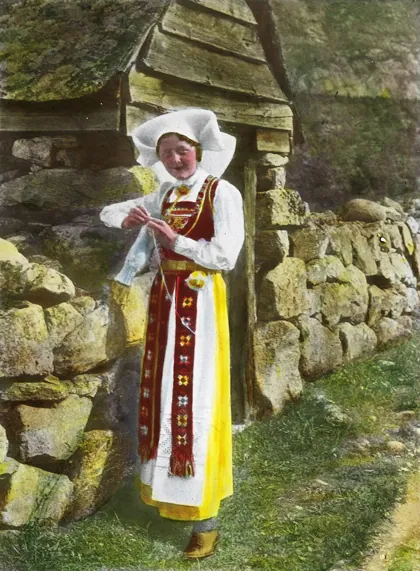 Woman in national costume, ca 1915 (Fylkesarkivet i Sogn og Fjordane), 1890