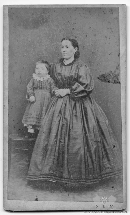 Lovrenc Funtek - Fotografija ženske in otroške pražnje noše, 1874
